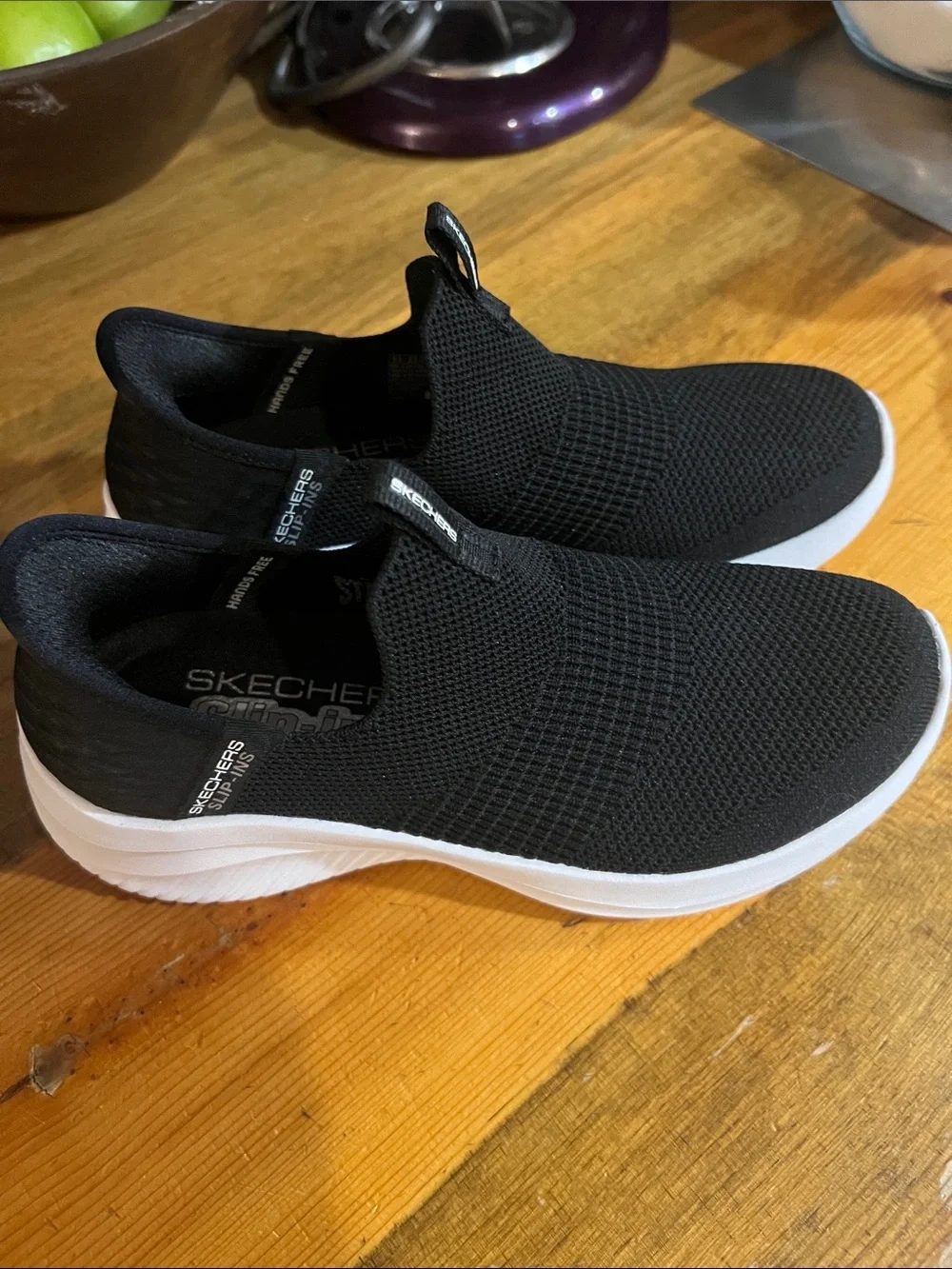 Skechers WoMen's Black Slip-In Knit Casual Shoes sz 5.5